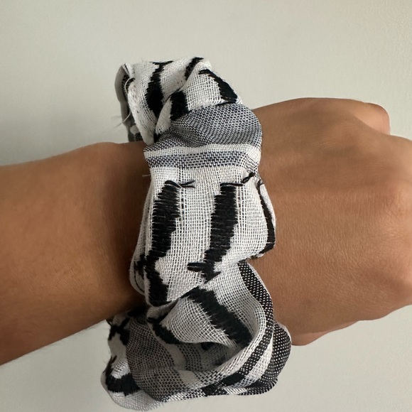 Scrunchie - Picture 4 of 5